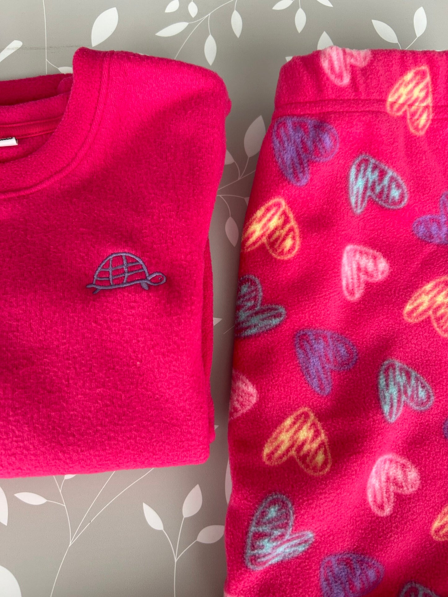 PIJAMA POLAR CORAZONES ROSADO
